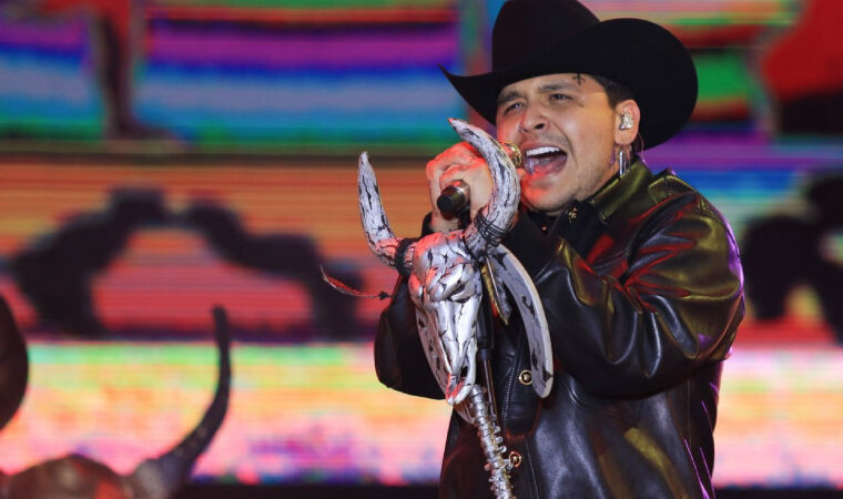 ¡Por si fuera poco! En medio de controversia romántica, Nodal enfrenta demanda por falsificación de documentos