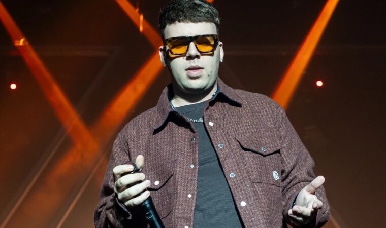 Tras meses de retiro, Quevedo reaparece con sorprendente cambio físico 