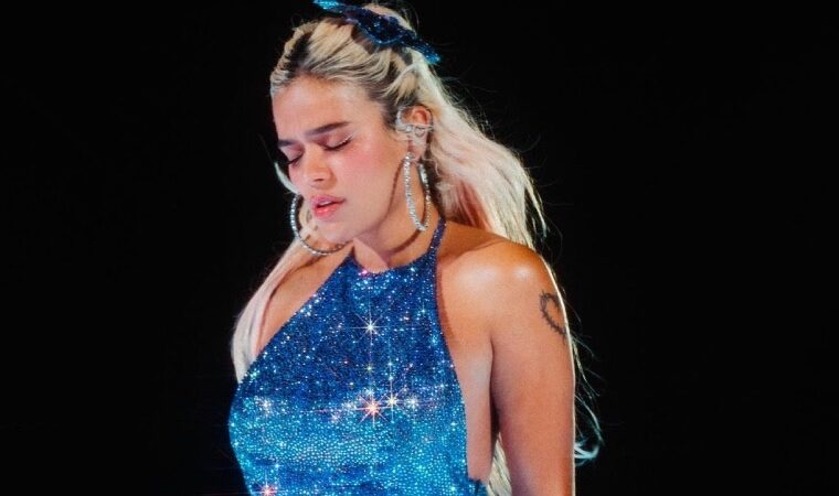Karol G rompe en llanto en pleno concierto por la muerte de un amigo cercano