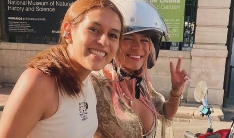 Karol G conquista las calles de Lisboa en moto