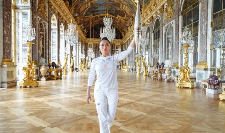 Salma Hayek enciende la llama olímpica en los Juegos Olímpicos de París 2024