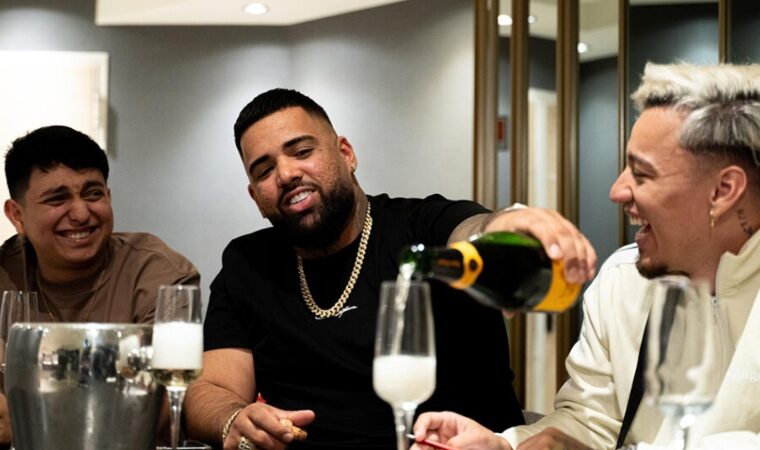 Junior Caldera celebra un nuevo éxito en su carrera: firmar contrato con la disquera Zingales Récords