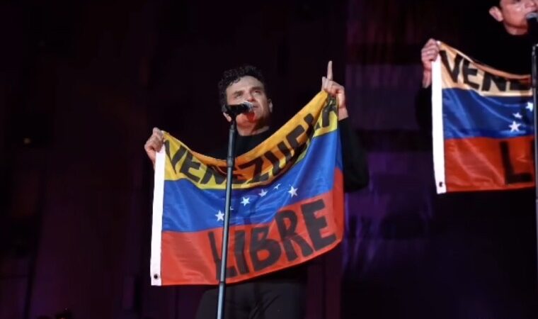 Silvestre Dangond mostró su apoyo a Venezuela durante concierto en Chile
