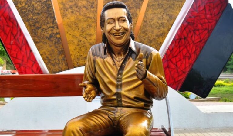 Mujer asegura haber quedado embarazada de estatua de Diomedes Díaz