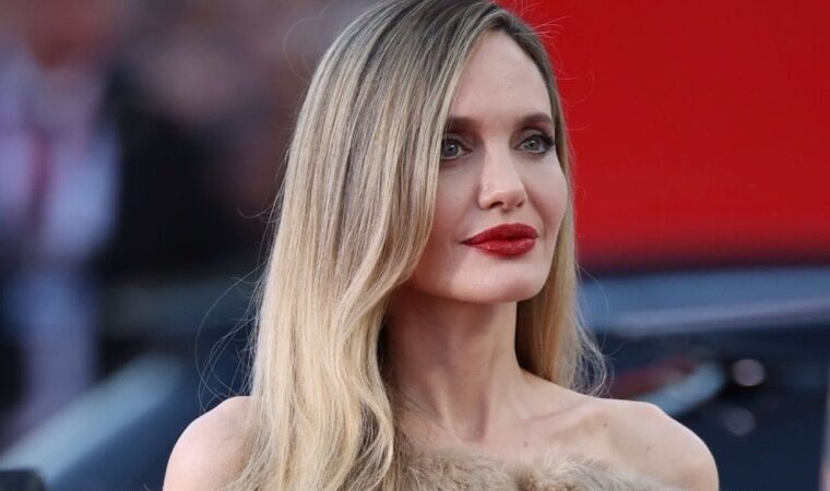 Angelina Jolie fue elogiada tras noble gesto en alfombra roja de Venecia