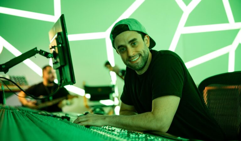 Ingeniero de Audio venezolano, Enrique Ferrer Alcalá se destaca por su reconocido trabajo en Miami Ingeniero de Audio venezolano, Enrique Ferrer Alcalá se destaca por su reconocido trabajo en Miami