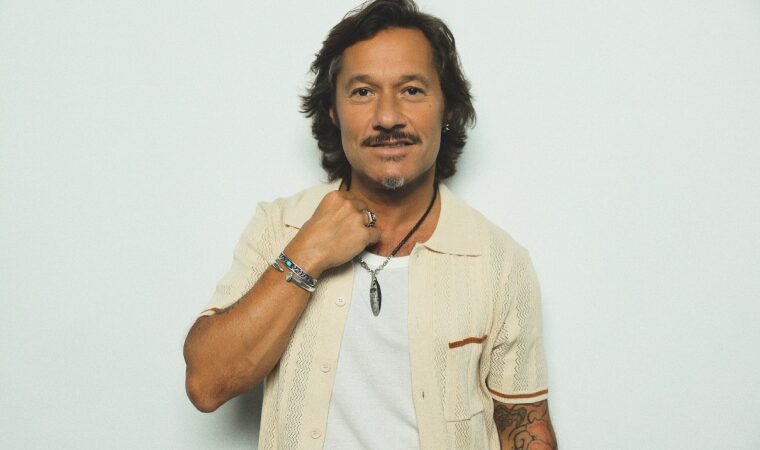 Dedicada a quienes dan luz a nuestras vidas: Diego Torres está de estreno con «Amuleto»