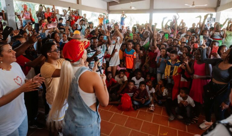 Karol G lleva regalos de Navidad a niños de madres adolescentes en Colombia Karol G lleva regalos de Navidad a niños de madres adolescentes en Colombia