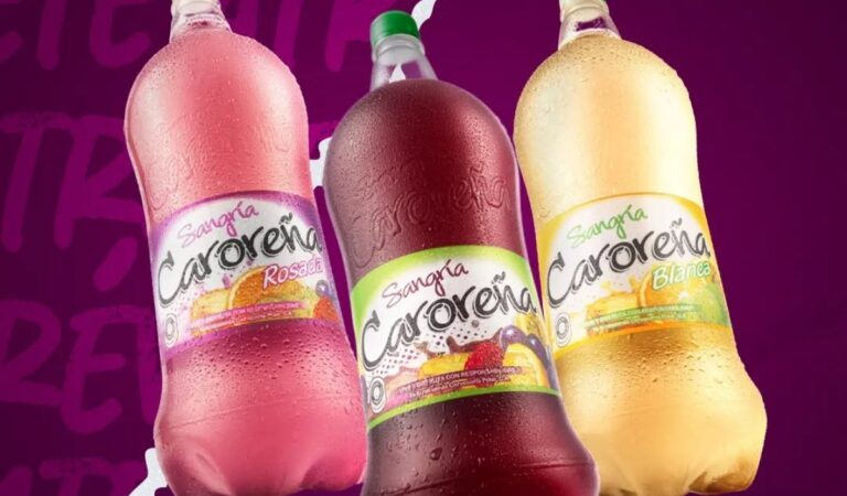 El mes de la sangría se celebra con Caroreña vestida de Navidad