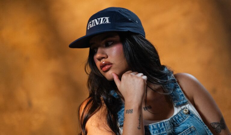 Mari ‘La Carajita’ desafía etiquetas con su nuevo sencillo «Fresa»