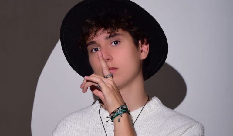 Ryan Cox revalida su trono en el Top 20 de Monitor Latino