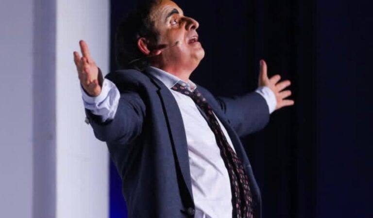 El Grupo Actoral 80 celebra una década de éxito con «Sangre en el diván»