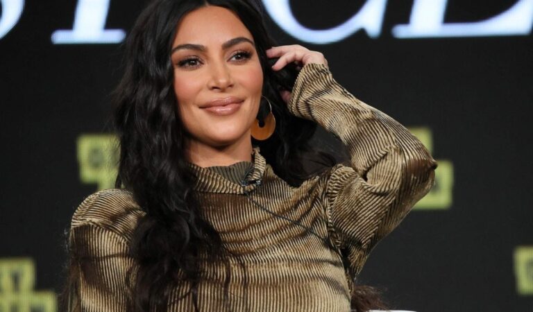 Kim Kardashian impacta Times Square con su inflable gigante en bikini