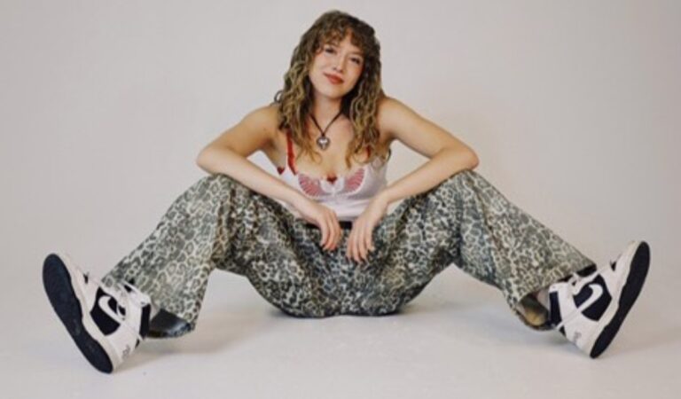 Inspirada en su propia experiencia y la de sus amigas, TERE presenta «Entre dos»