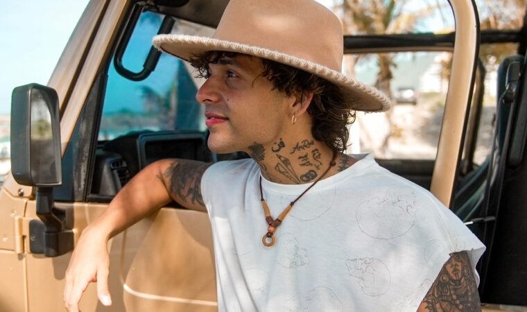 “Palmeritas y tú” de AnReis: la nueva brisa musical que invita a disfrutar la playa y el sol