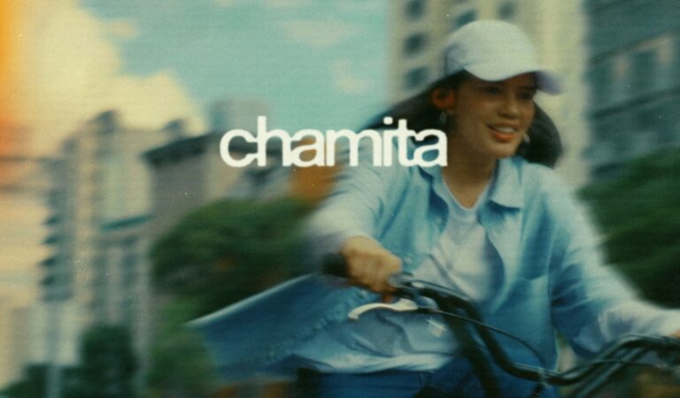 ¡El tiempo no espera por nadie! Con «Chamita» MARI ‘La Carajita’, nos invita a vivirnos el momento