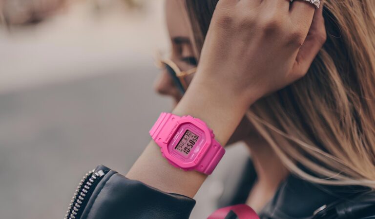 De la calle al glamour: cinco looks para lucir el reloj rosa que combina moda y resistencia