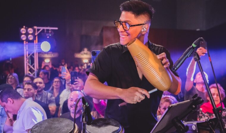 José Miguel Frías: Percusionista venezolano nominado al Grammy Latino que acompaña a grandes estrellas de la música