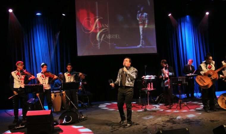 Para celebrar el Día de las Madres, Ricardo De Castro revive al Divo de Juárez con “Siempre Juan Gabriel”