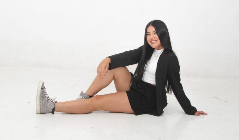 Natalia se presenta con fuerza y presenta su sencillo musical titulado «Playa»