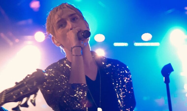 Ryan Cox rinde homenaje a Hombres G con “Amén al rock: Coxsession I” y revoluciona el rock en español