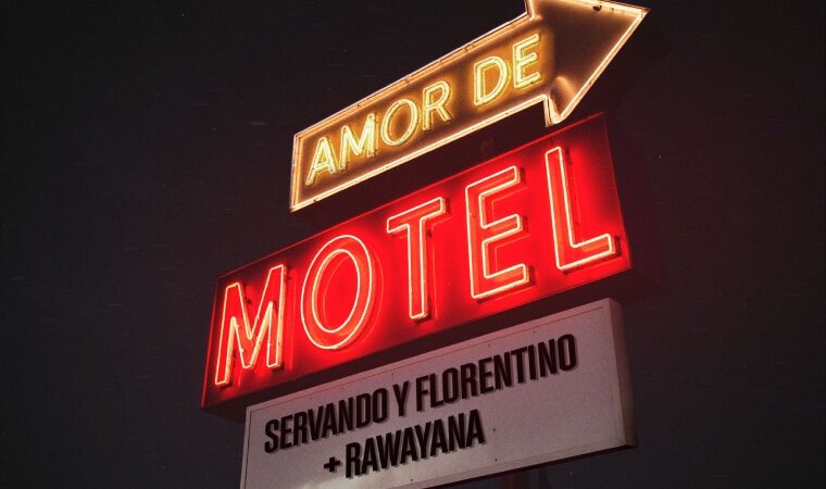 Fusión de salsa erótica y ritmos modernos: Servando y Florentino lanzan “Amor de Motel” con Rawayana