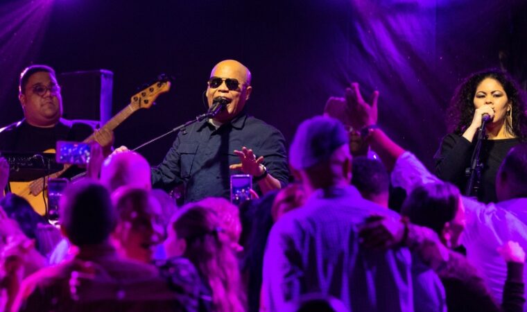 La orquesta de Rubby Pérez se reencuentra en un emotivo homenaje entre lágrimas y recuerdos