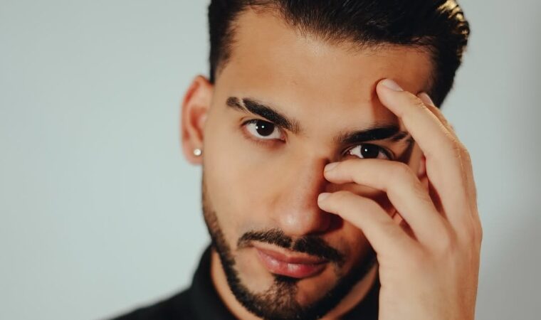 Alekho sorprende con «Católica»: una canción que invita a la reflexión y rompe esquemas