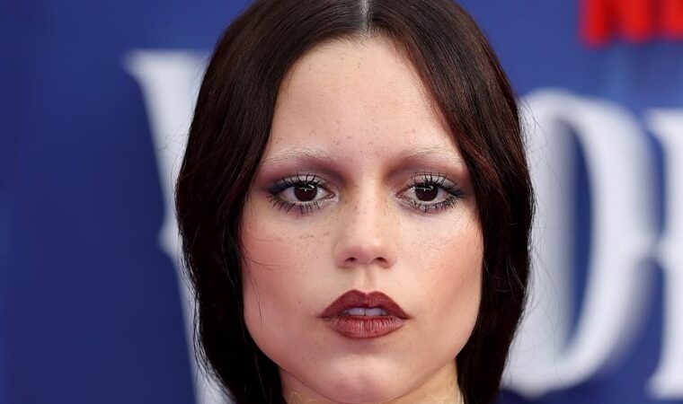 Jenna Ortega deslumbra en la premiere mundial de «Wednesday» temporada 2 con un look audaz