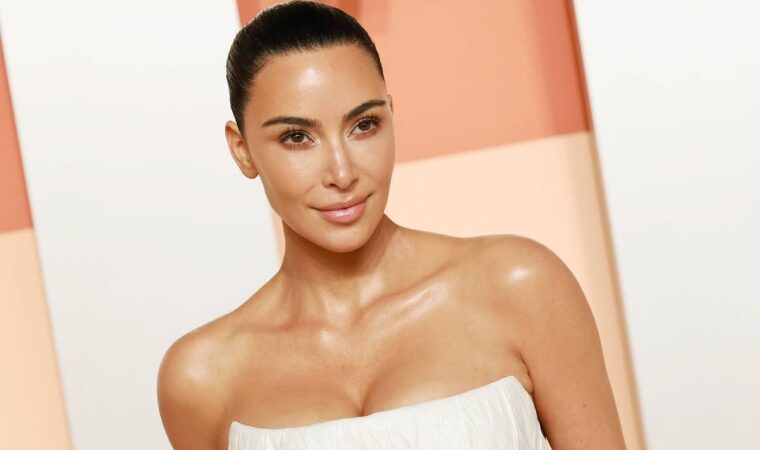 Innovación y polémica en el mundo dela belleza: Kim Kardashian revoluciona el mercado con su faja para la papada