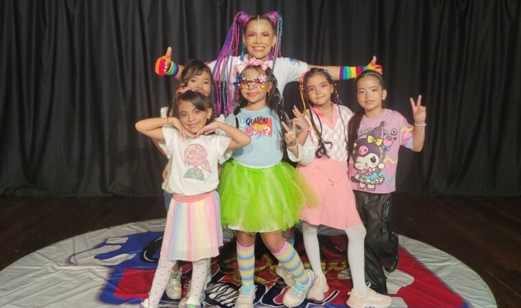 ¡Vine a ser Feliz! Ataque al mundo de colores: Una obra infantil que fusiona teatro y crecimiento personal