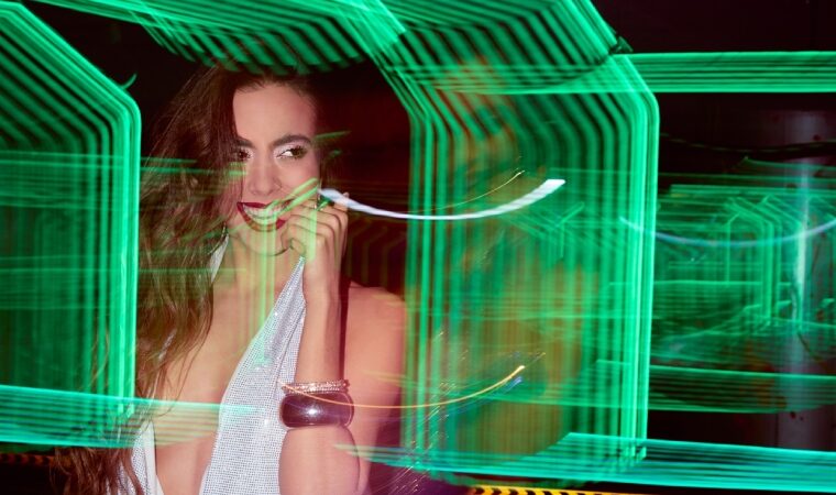 Katherine Coll conquista con fusión de pop y merenguetón en “Hecho el loco”