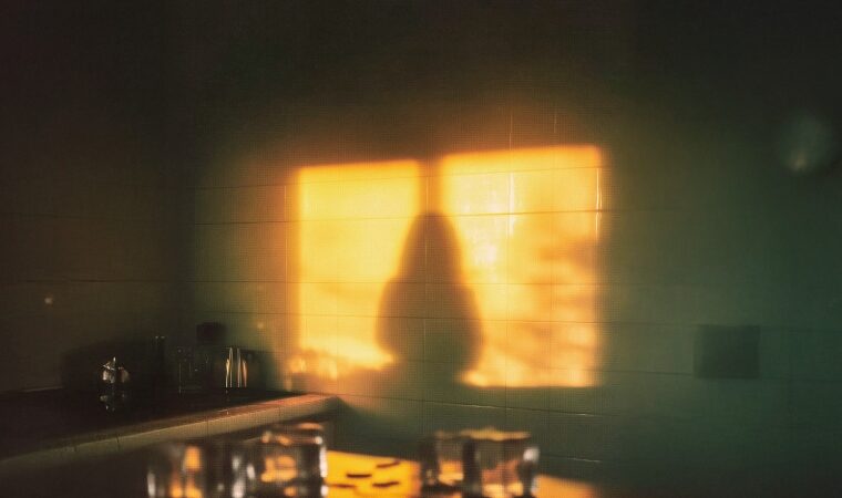 Kobi Cantillo revive su historia más “fresa” con su nuevo sencillo “Qué fastidio que seas mi ex”