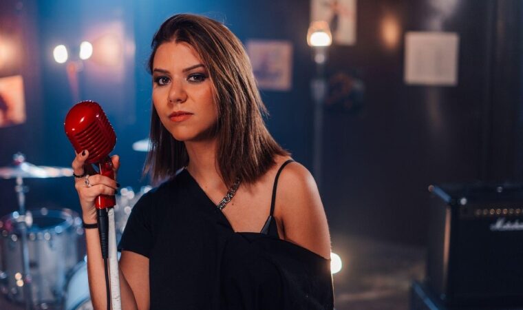 Cori Adrianza deslumbra en el Caracas Music Hall con su EP “El Caos”