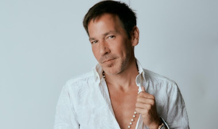 Cumbia pa’ bailar: Héctor Montaner llena de ritmo el 2025 con “Tururú”