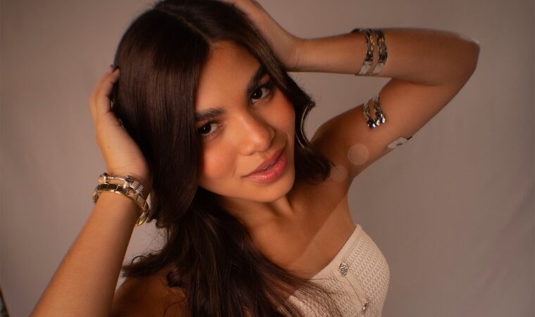 SarahMusicah presenta su álbum debut “así debo sentirme???”: pop alternativo con alma indie