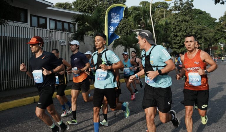 Jorge Castelblanco y Silvia Ortiz se coronan con récord en la décima edición del Maratón CAF 2026 en Caracas