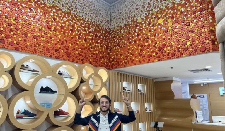 Panots presenta junto a Óscar Olivares el mural sostenible más grande dentro de un local comercial