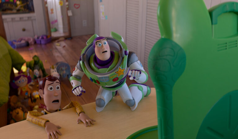 Bad Bunny se suma a Toy Story 5 como “Pizza con Anteojos”: el cameo que sacude a Pixar