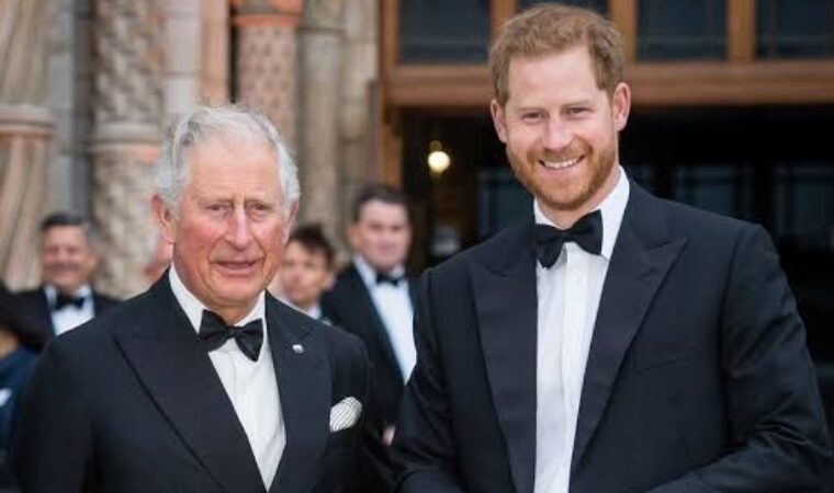 Príncipe Harry revela que el rey Carlos III se encuentra “muy bien” en una rara actualización familiar