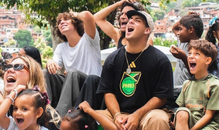 Más de 100 niños de Naiguatá vivieron una jornada comunitaria impulsada por Bajo el Árbol y LOS MENOR3S