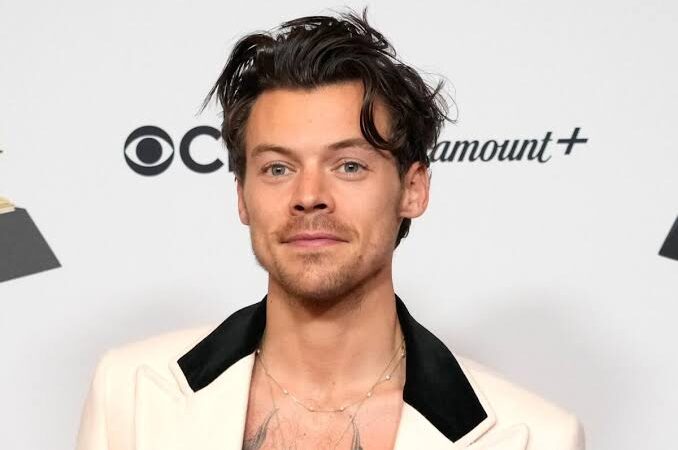El show debe continuar: Harry Styles sufre una caída en México, pero sigue cantando como si nada [+Video]