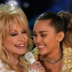 Miley Cyrus junto a Dolly Parton en escenario