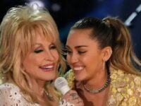 Miley Cyrus junto a Dolly Parton en escenario