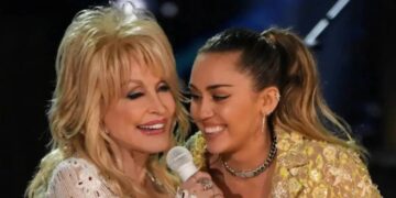 Miley Cyrus junto a Dolly Parton en escenario
