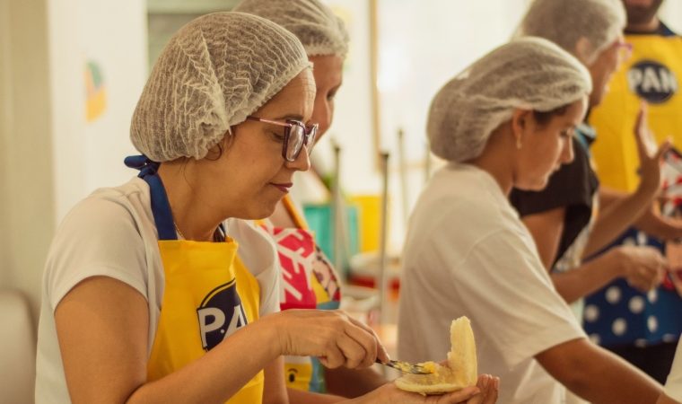 Más de 1.500 arepas para comunidades vulnerables: Santa en las Calles y Casa Ronald McDonald lanzan “El Arepazo” 2026