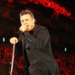 Robbie Williams durante un concierto