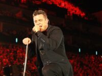 Robbie Williams durante un concierto