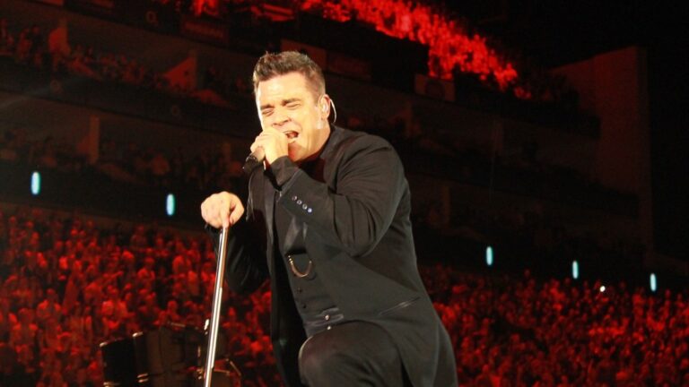 Robbie Williams durante un concierto
