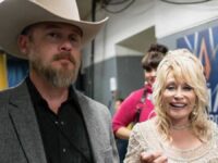 Bryan Seaver junto a su tía Dolly Parton en un evento de la CMA